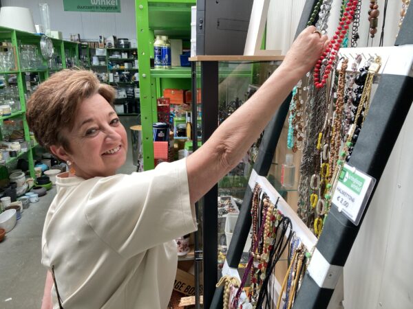 bezoeker kringloopwinkel
