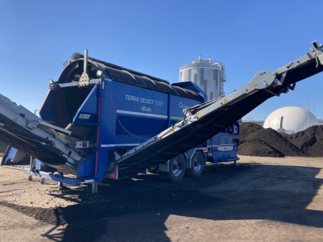 Zeefinstallatie om compost af te zeven.